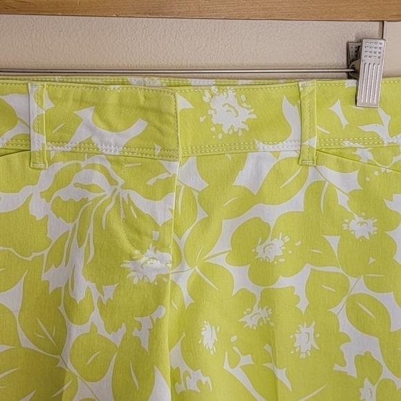 The Limited | Bright Yellow-Green Floral Print Chino Shorts 5" Inseam Size 6 - Picture 3 of 4